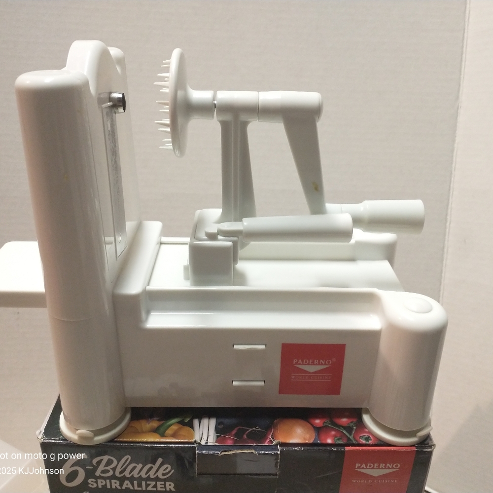 Paderno World Cuisine 6-Blade Vegetable Spiralizer. - Picture 9 of 11